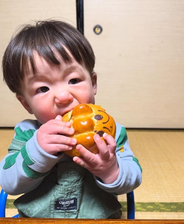 アンパンマンのパンを食べるりんちゃん（提供：＠daisuki_rinrinさん）

