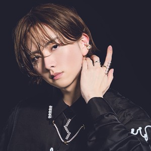 パールを生かしたミニマルで妖艶なデザイン。【板垣李光人とジュエリーの凛々しき輝き。】