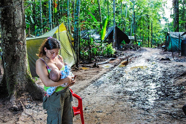 Olga (her nom de guerre) was one of the first female guerrillas to become pregnant while in one of the 26 rehabilitation camps set up to help transition from the jungle and adjust to civilian life. When she joined the FARC at the age of 11, she had already spent years living in the street after her stepfather had attempted to abuse her and her mother had thrown her out of the house. She has now changed her name back to Angelina........Olga, de son nom de guerre, est lﾕune des gu屍illeras