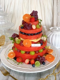 「果物大好き17歳長男のお誕生日ケーキ　果物だけで作りました」（AiriさんのXから）