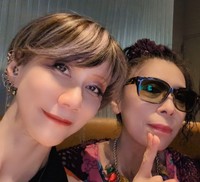 盟友・森園みるく氏（右）とのツーショットに収まる榎本由美さん（撮影・峰不二子）