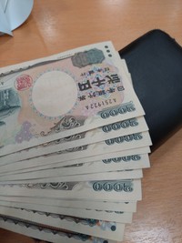 二千円札の表面には首里城の守礼門が描かれている