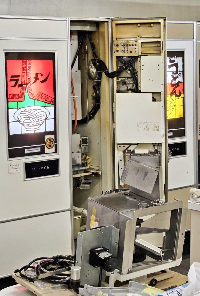 屋外に半世紀近く置かれていた…「初代カップヌードル自販機」を昭和 
