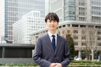 「シュッとしてる」方ですね（TAGSTOCK2/stock.adobe.com）※画像はイメージ
