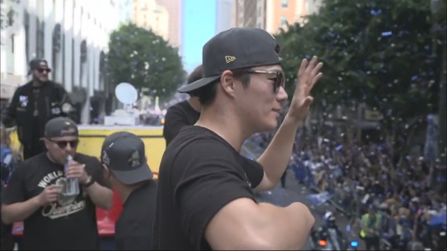 MVP山本由伸投手も喜びかみしめる　ドジャースが地元ロサンゼルスで優勝パレード　岡山・備前市出身