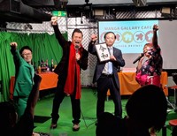 「ダー！」で会場を盛り上げるアントニオ小猪木（左から２人目）＝東京・浅草の「漫画ギャラリーCAFEオカオカ」