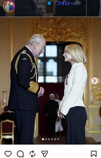 チャールズ国王からCBE勲章を授与されるキャリー・マリガン＝チャールズ国王のインスタグラム＠theroyalfamilyより