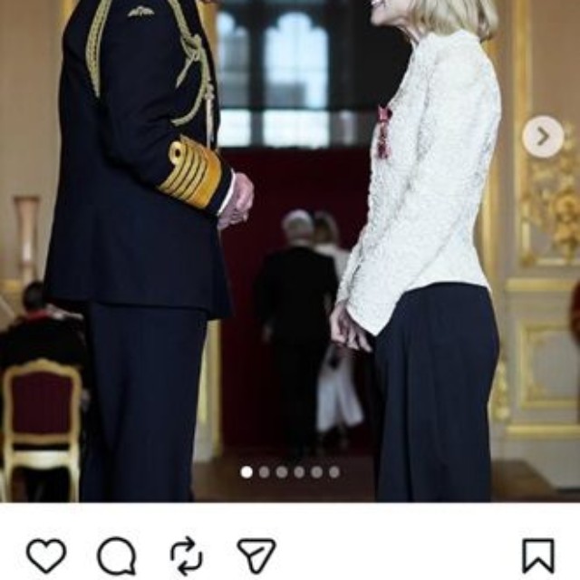 チャールズ国王からCBE勲章を授与されるキャリー・マリガン＝チャールズ国王のインスタグラム＠theroyalfamilyより