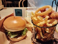 炭火で丁寧に焼き上げた香ばしいバンズと、牛100%の自家製手ごねパティが織りなす絶妙なハーモニー！