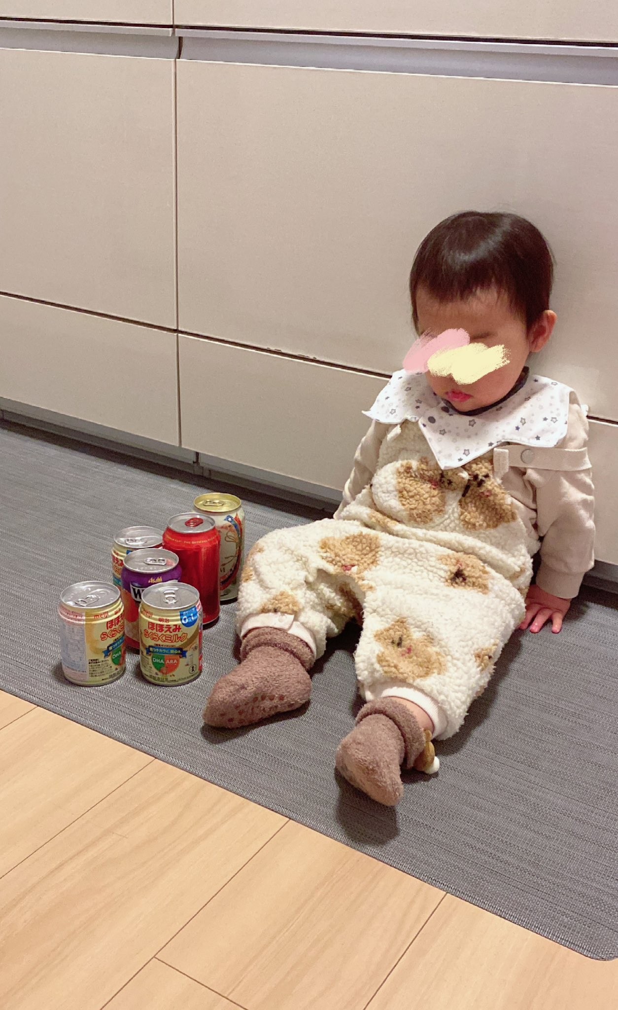 寝落ちした赤ちゃんが、道端で缶を並べて飲みつぶれた人みたい なんで