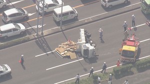 事故多発の交差点で乗用車と衝突したトラックが横転　激しい渋滞が発生　仙台・若林区