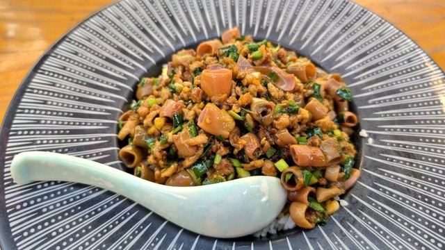 青島の名物料理、海肠捞饭。腸のような形をした生き物で「コリコリした食感が最高」／Lillianさん（@Lily0727K）提供