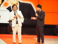 「第九回 上方漫才協会大賞」で大賞を受賞したダブルヒガシ・大東翔生（左）と東良介