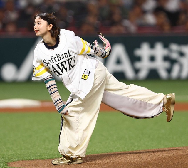 ソフトバンク開幕戦で登場した齋藤飛鳥