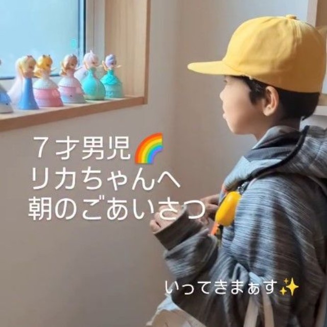 7歳の青葉ちゃん、リカちゃんへ朝のご挨拶！（提供：＠princess.aobさん）
