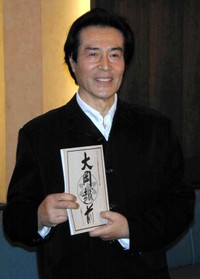 ７年ぶりの「大岡越前」で親子共演することになった加藤剛さん＝2006年