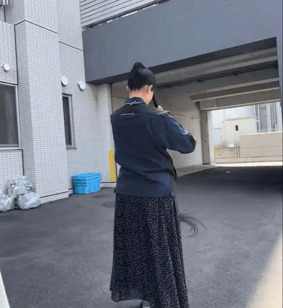 まとめる時は顔の前でねじって　画像提供：きさらさん