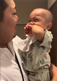 大好きなパパと、最後はそっくりな笑顔♡（提供：＠aoch11lさん）

