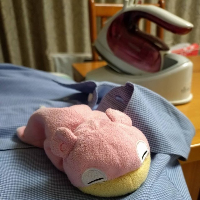 じいじからの3枚目。アイロンをかけている途中なのか、シャツ上にヤドンが。すっかりじいじとの生活に馴染んでいる様子（ミントさんXより）