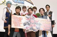 「リュウソウジャー」時代の岸田タツヤ（後列右端）