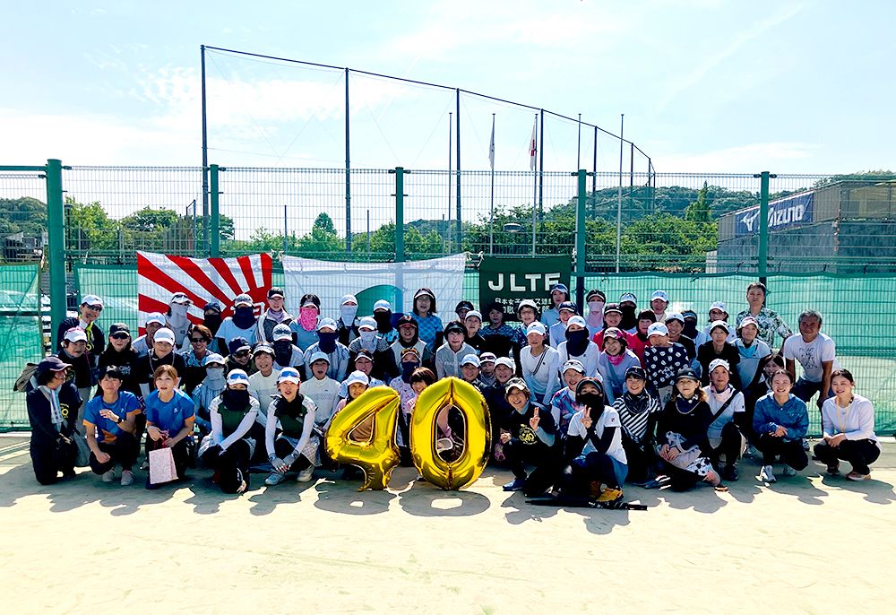 仲間とプレー。テニスは生涯続けられるスポーツのひとつ