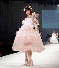 ランウエーを歩く春奈るな＝ヒカリエホール（撮影・高石航平）