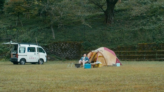 キャンプをしながら暮らす家なし職なしの主人公（画像提供：シネマズギックス）