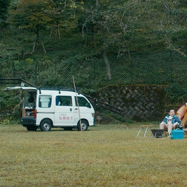 キャンプをしながら暮らす家なし職なしの主人公（画像提供：シネマズギックス）