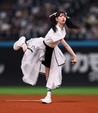 ファーストピッチセレモニーで投球するファントムシータ・美雨＝エスコンフィールド北海道