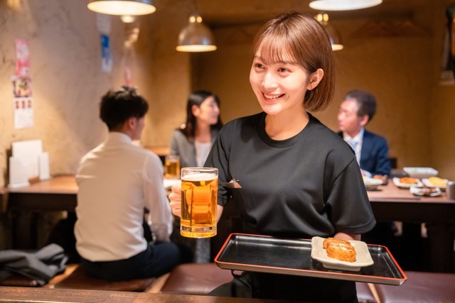 居酒屋のスタッフとの会話が恋の行方を変えていく　※画像はイメージです（maroke/stock.adobe.com）
