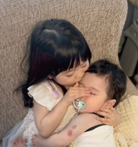 0歳の弟をしっかり抱え、お姉ちゃんが始めた動作にママも驚き…！（提供：@bana_kgさん）
