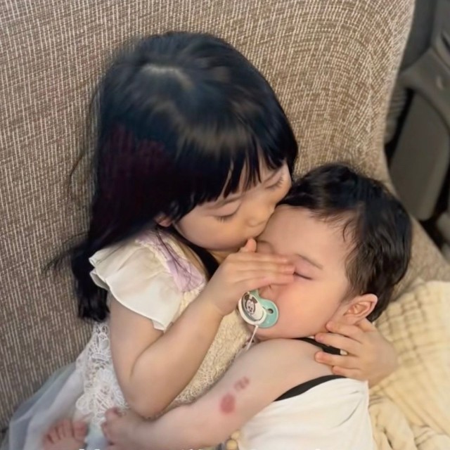 0歳の弟をしっかり抱え、お姉ちゃんが始めた動作にママも驚き…！（提供：@bana_kgさん）
