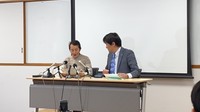 会見する臼井さん