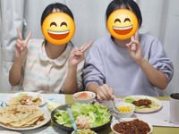 前日、タコスを楽しむ娘2人。炒飯の海老はこの日の残り食材／エンジニアの猫さん（@neco_engineer）提供