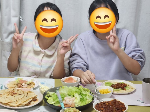 前日、タコスを楽しむ娘2人。炒飯の海老はこの日の残り食材／エンジニアの猫さん（@neco_engineer）提供