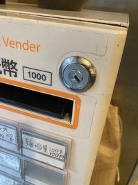 鍵穴に接着剤のようなものが注入された痕跡が。 ※川井さん提供