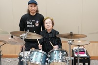 ドラムの先生でマネージャーでもあるヨネト先生（左）と