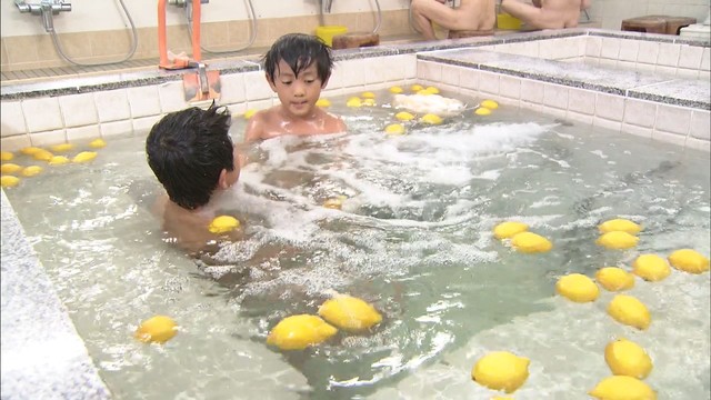 「レモン風呂」で猛暑疲れをリフレッシュ　爽やかな香りと熱々の湯船でいい気持ち　香川