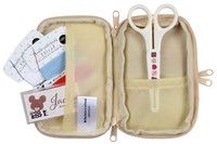 持ち手が付いており、持ち運びしやすいバッグの中は内蔵ポケットがあり、収納しやすくなっています（提供：日本紐釦貿易株式会社）