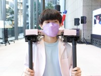 恋人ができる日に備える「ほっぺをツンツントンする装置」