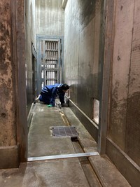 モモ親子の展示場デビューを見守る田口さん＝2026年3月 男鹿水族館GAO提供