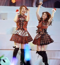 大島優子とステージを盛り上げる増田有華(左)＝2012年