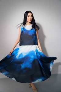 AKIKO OGAWA「オーシャングラデーションプリントスカート」の着用イメージ（AKIKO OGAWA提供）