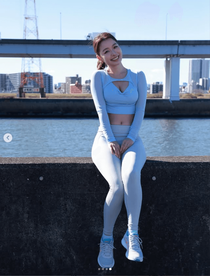 「FLASH」（26年1月20日発売号）に登場したSakuraのオフショット　本人のインスタグラム（＠sakura_personaltrainer）より＝2026年1月20日投稿