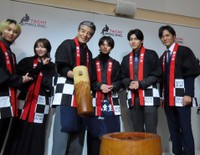 新春餅つき新年会を行った舘プロの（左から）小越勇輝、竹内夢、舘ひろし、黒川想矢、増本尚、池田努