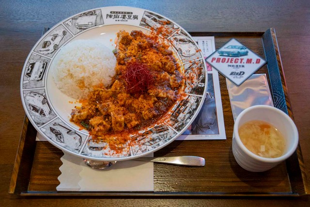 走り屋チーム「赤城レッドサンズ」をイメージした「レッドサンズ赤麻婆」税込1,680円