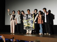 舞台あいさつした（左から）東さや香、蛍雪次朗、三枝りな、荻野欣士郎監督、鳥居みゆき、時東ぁみ、大迫一平＝東京・池袋のシネマ・ロサ