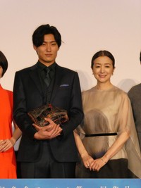 映画「栄光のバックホーム」に出演した松谷鷹也さんと、鈴木京香さん