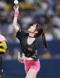 始球式を務める木沢まい＝京セラドーム大阪