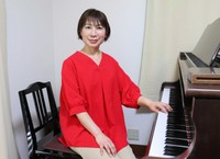 末期がんを公表し、音楽活動を続けるピアニストの竿下さん（京田辺市薪）
